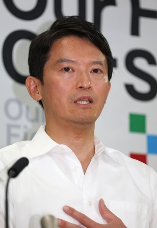 会見する兵庫県の斎藤元彦知事＝１６日午後、神戸市中央区、兵庫県庁（撮影・笠原次郎）