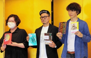 直木賞に選ばれた一穂ミチさん（左）、芥川賞に選ばれた松永Ｋ三蔵さん（中央）、朝比奈秋さん＝１７日午後、東京都内