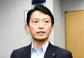 関西広域連合委員会の会合後、記者団から進退について問われる斎藤元彦知事＝18日午前、大阪市北区、大阪国際会議場
