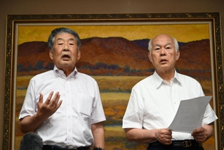 要請文の提出後に会見に応じる「ひょうご県友会」の吉本知之会長（左）と兵庫県職員退職者会の小島修二会長＝１８日午後、兵庫県庁（撮影・斎藤雅志）