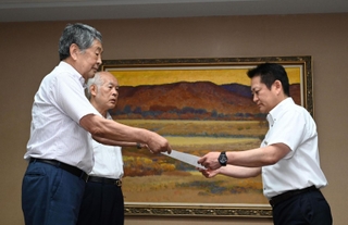 兵庫県政の早期正常化を求める要請文を井筒信太郎職員局長（右）に提出する「ひょうご県友会」の吉本知之会長（左）と兵庫県職員退職者会の小島修二会長＝１８日午後、兵庫県庁（撮影・斎藤雅志）