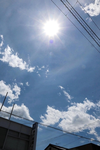 今季最高の38・２度を記録した兵庫県豊岡市。強い日差しが照りつけた＝7月7日、同市中央町