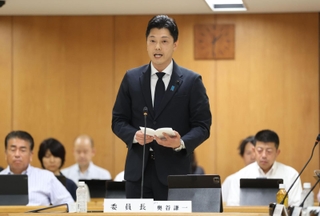 百条委の冒頭で発言する委員長の奥谷謙一県議＝１９日午後１時３２分、兵庫県庁（撮影・小林良多）