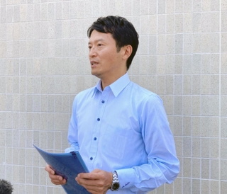 施設を訪問後、報道陣の質問に答える斎藤元彦知事＝１９日午後、神戸市兵庫区中之島２