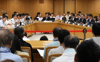 斎藤元彦兵庫県知事のパワハラ疑惑などを巡って開かれた兵庫県議会の百条委員会＝１９日午後、県庁（撮影・笠原次郎）