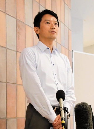 報道陣の取材に応じる斎藤元彦知事＝１９日午後、淡路市野島（撮影・荻野俊太郎）