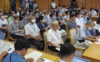 百条委員会の傍聴に詰めかけた人々＝１９日午後、兵庫県庁（撮影・笠原次郎）