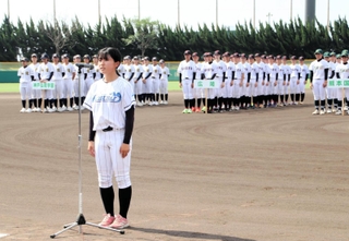 開会式で選手宣誓をする松本国際の岩方陽和主将＝20日午前、淡路市佐野新島、淡路佐野運動公園第１野球場