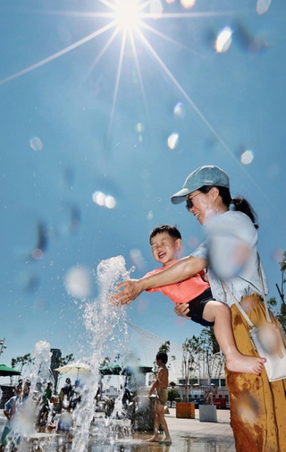 梅雨明けした空の下、噴水広場では子どもたちの歓声が響き渡った＝２１日午後、神戸市中央区波止場町、メリケンパーク（撮影・長嶺麻子）
