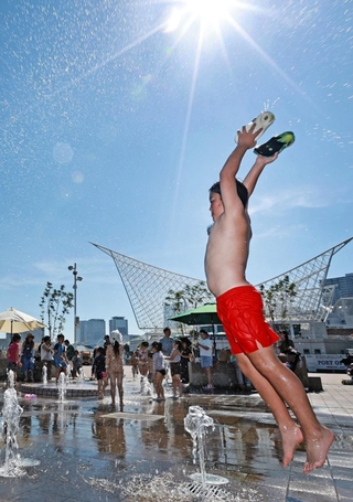 梅雨明けした空の下、噴水広場では子どもたちの歓声が響き渡った＝２１日午後、神戸市中央区波止場町、メリケンパーク（撮影・長嶺麻子）