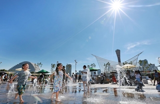 梅雨明けした空の下、噴水広場では子どもたちの歓声が響き渡った＝２１日午後、神戸市中央区波止場町、メリケンパーク（撮影・長嶺麻子）
