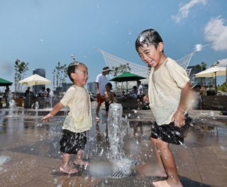 梅雨明けした空の下、噴水広場では子どもたちの歓声が響き渡った＝２１日午後、神戸市中央区波止場町、メリケンパーク（撮影・長嶺麻子）