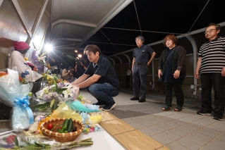 慰霊碑に献花する事故の遺族＝２１日夜、明石市大蔵海岸通１（撮影・小林良多）