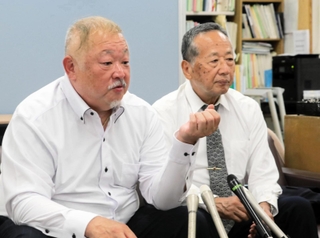 会員の補助金不正取得について会見する県クレー射撃協会の難波克哲代表理事（左）ら＝２２日午後、兵庫県庁（撮影・鈴木雅之）