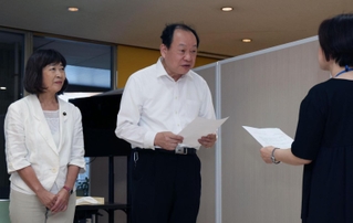 斎藤元彦知事への辞職要求を読み上げる共産党兵庫県委員会の松田隆彦委員長（中央）＝県庁
