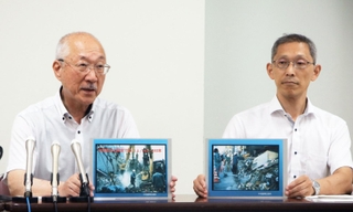 阪神・淡路大震災の被災地でのアスベスト飛散について説明する「ひょうご労働安全衛生センター」事務局長の西山和宏さん（左）ら＝２２日午前、神戸市中央区橘通３、市立婦人会館