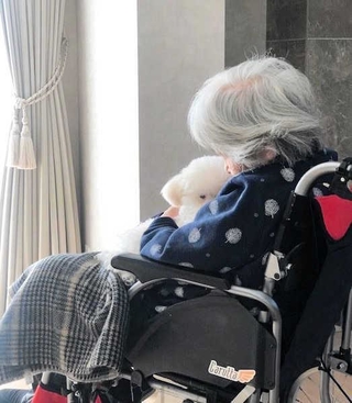 男性医師による手術の後、自力で歩けなくなった女性（家族提供）