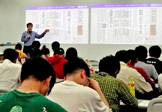 計10回にわたって行われた神戸新聞社の出張講義＝神戸市西区学園西町３