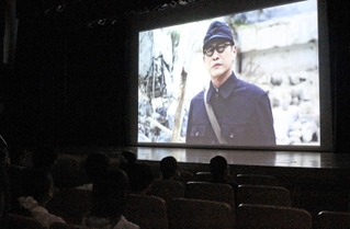 沖縄への修学旅行を前に、沖縄戦で住民保護に尽くした島田叡を描く映画「島守の塔」を鑑賞した兵庫高校の生徒＝神戸市長田区若松町４