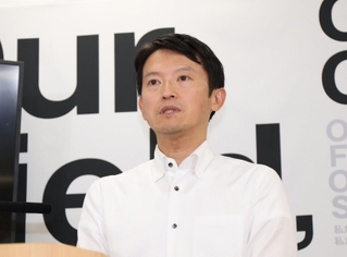 定例会見で話す兵庫県の斎藤元彦知事＝２４日午後、兵庫県庁（撮影・鈴木雅之）