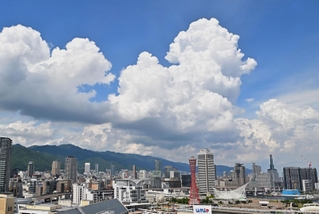 神戸上空に湧き立つ入道雲＝２４日午後、神戸市中央区東川崎町１から三宮方面を望む（撮影・斎藤雅志）