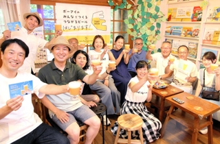 ビール造りにかかわってきたポートアイランドの住民ら＝神戸市中央区港島中町３、まちライブラリーみなとじま