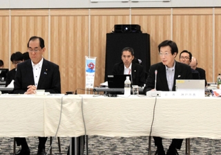 指定都市市長会議で松本剛明総務相（手前左）と意見交換した久元喜造神戸市長（同右）＝東京都千代田区