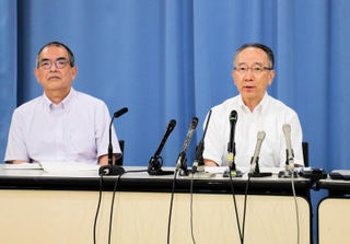 会見で経緯を説明する県立こども病院の飯島一誠院長（右）ら＝２５日午後、兵庫県庁
