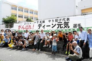 ディーン元気選手の母校に掲げられた横断幕。地域の子どもたちがエールを送る＝神戸市西区春日台４