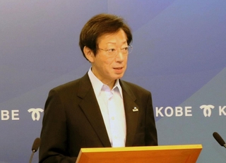 定例会見で、県政の混乱について受け止めを語る久元喜造神戸市長＝神戸市中央区加納町６、神戸市役所