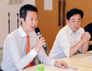 立憲民主党兵庫県連の会合後に会見する代表の井坂信彦衆院議員＝２７日午前、神戸市中央区下山手通４