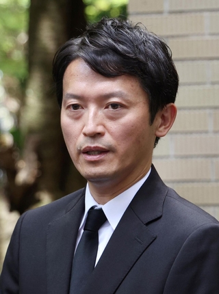 五百旗頭真さんをしのぶ会に参列した兵庫県の斎藤元彦知事＝２７日午後、神戸市灘区六甲台町、神戸大学六甲台第一キャンパス（撮影・小林良多）