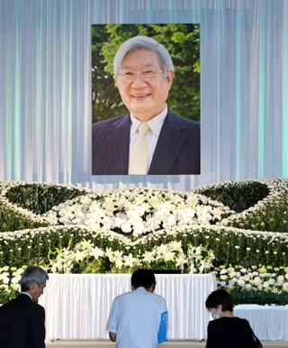 五百旗頭真さんを悼んで献花する参列者＝２７日午後、神戸市灘区六甲台町、神戸大（撮影・小林良多）