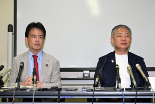 会見で報道陣の質問に答える日本維新の会の馬場伸幸代表（右）と兵庫維新の会の片山大介代表＝２８日午後、神戸市中央区三宮町２（撮影・風斗雅博）