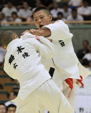 全国中学校体育大会柔道男子５５キロ級で優勝した神戸生田中の阿部一二三＝２０１１年８月、和歌山ビッグホエール