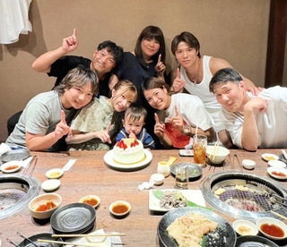 「チーム阿部」の面々。後列左から父浩二さん、母愛さん、一二三。前列右から詩の練習パートナー森和輝さん、詩。前列左が阿部家の長男勇一朗さんとその家族＝６月、東京都内（浩二さん提供）