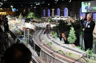 世界最大級のジオラマの前で開かれた原鉄道模型博物館の記念式典＝横浜市西区