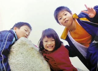 公園で遊ぶ（右から）阿部一二三、妹の詩、長兄の勇一朗さん＝２００５年ごろ、神戸市内（家族提供）