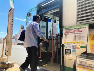 運転士不足で一部の便の運休を知らせる貼り紙＝尼崎市立花町１