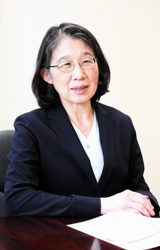 災害と女性をテーマにインタビューに応じる内閣府の岡田恵子男女共同参画局長＝東京・永田町