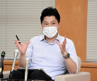今後の百条委員会の進め方について説明する奥谷謙一委員長＝３０日午後、神戸市中央区、兵庫県庁