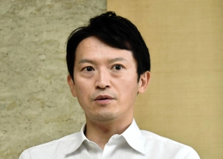 報道陣の取材に応じる斎藤元彦知事＝３１日午前１０時ごろ、兵庫県庁