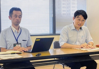 報告書を受け記者会見する神戸市企画調整局の西川尚斗局長（右）ら＝神戸市役所