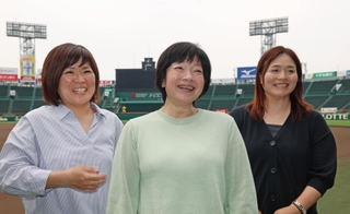 歴代の場内アナウンサーを務めた（左から）水谷佳世さん、山﨑加代子さん、村山くみ子さん＝西宮市、甲子園球場（撮影・笠原次郎）