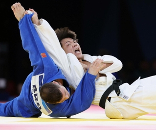男子66キロ級決勝でブラジル選手（左）を攻める阿部一二三＝28日、パリ