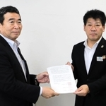 兵庫県経営者協会の成松郁廣会長（左）に要望書を手渡す県教育委員会の大迎規宏教育次長＝県庁