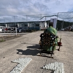 能登半島地震発生から半年となり、仮設住宅の前で犠牲者の冥福を祈る追悼式が執り行われた＝１日午後３時５３分、石川県輪島市町野町、町野小学校（撮影・長嶺麻子）