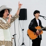 防災への思いを込め、豊かな歌声を響かせるＫＡＺＺさん（左）と石田裕之さん＝神戸市中央区