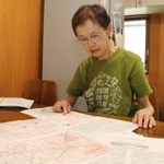 ＰＦＡＳに関する資料を見る世話人の清水晴美さん＝明石市