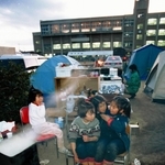 震災直後の福池小学校。子どもたちが足湯を楽しんでいた＝１９９５年２月３日